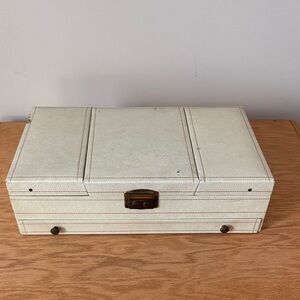 VINTAGE MID CENTURY LEATHERETTE JEWELRY BOX